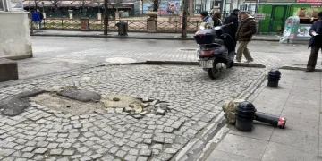 Duyarsız sürücüler tarafından sürekli kırılan dubalar