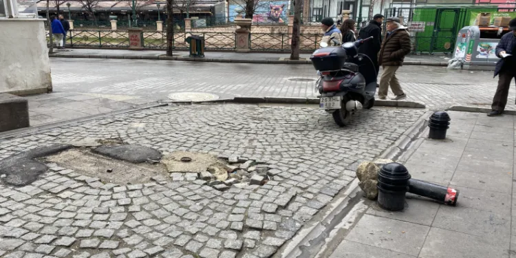 Duyarsız sürücüler tarafından sürekli kırılan dubalar
