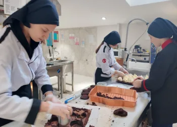 Gediz’de genç aşçılar hem üretiyor hem kazanıyor