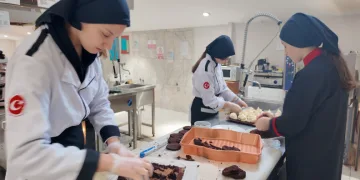 Gediz’de genç aşçılar hem üretiyor hem kazanıyor