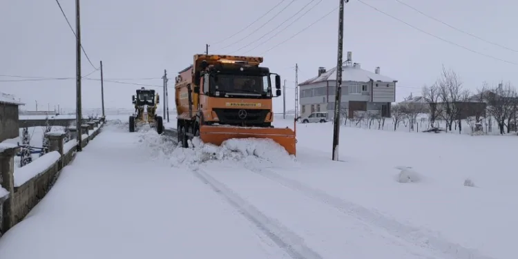 Bitlis’te kapalı köy yolları tek tek ulaşıma açılıyor
