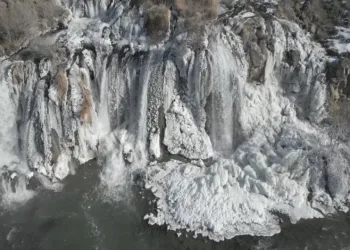Muradiye Şelalesi kısmen buz tuttu