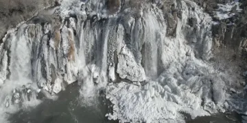 Muradiye Şelalesi kısmen buz tuttu