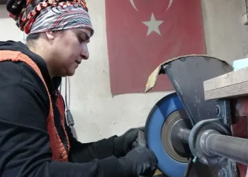 Sürmene bıçağı kadın eliyle şekilleniyor