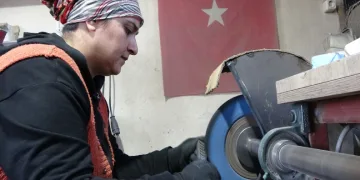 Sürmene bıçağı kadın eliyle şekilleniyor