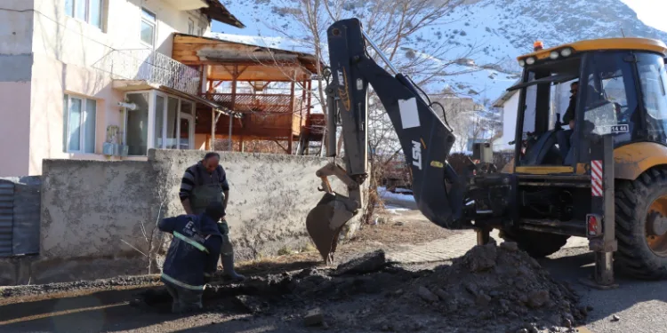 ESKİ ekipleri soğuk ve kışa rağmen çalışıyor