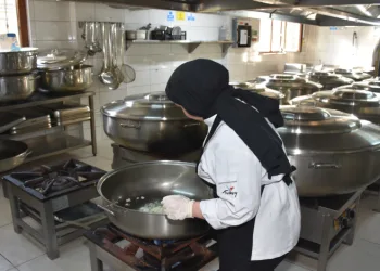 Taşımalı eğitim gören öğrencilere yemekleri ablalarından