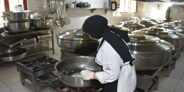 Taşımalı eğitim gören öğrencilere yemekleri ablalarından