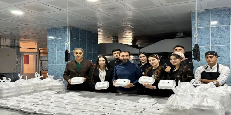 Burhaniye’de üniversitelilerden ihtiyaç sahiplerine anlamlı destek
