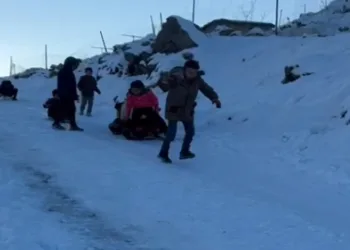Öğrenci ve öğretmenlerin kar keyfi