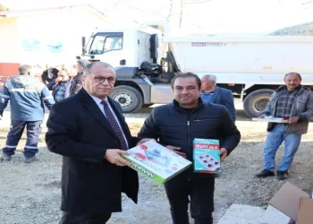 Saimbeyli Belediyesi okul bahçelerini asfaltlıyor