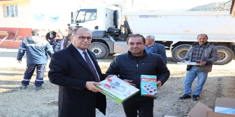 Saimbeyli Belediyesi okul bahçelerini asfaltlıyor