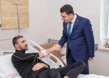 Şefik Aygöl, gazi olan askeri hastanede ziyaret etti