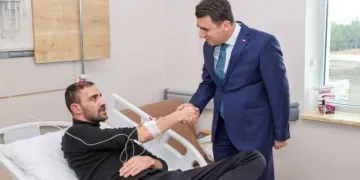 Şefik Aygöl, gazi olan askeri hastanede ziyaret etti