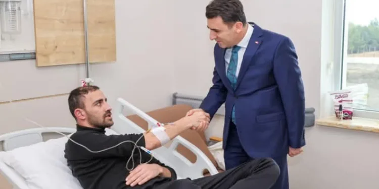 Şefik Aygöl, gazi olan askeri hastanede ziyaret etti
