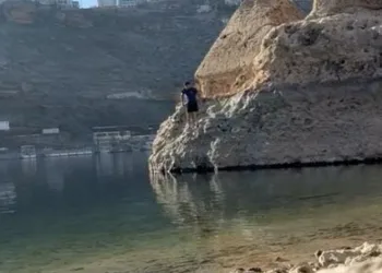 Havaya aldırış etmeden baraj gölüne atladı