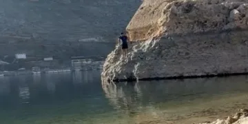 Havaya aldırış etmeden baraj gölüne atladı