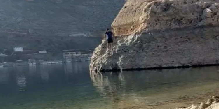Havaya aldırış etmeden baraj gölüne atladı