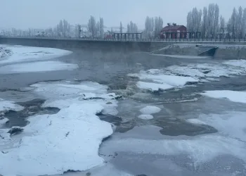 Ağrı eksi 18 derece ile dondu