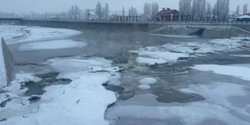 Ağrı eksi 18 derece ile dondu