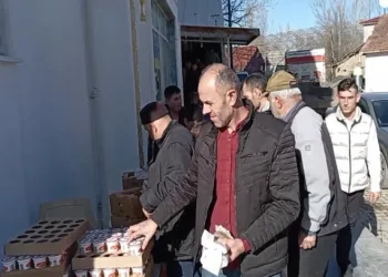 Ferdi Tayfur hayrına pide dağıttı