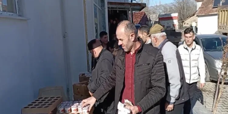 Ferdi Tayfur hayrına pide dağıttı