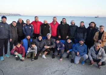 Buz gibi suda deniz keyfi yaptılar