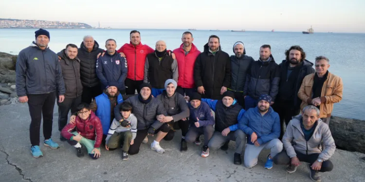 Buz gibi suda deniz keyfi yaptılar