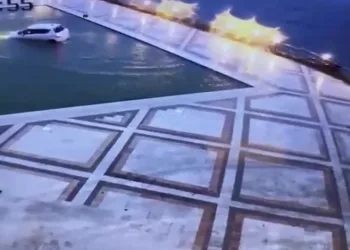 Otel havuzuna arabayla düştü