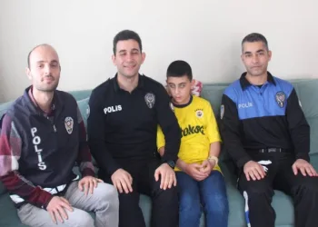 Polislerden çocuğa forma sürprizi
