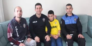 Polislerden çocuğa forma sürprizi