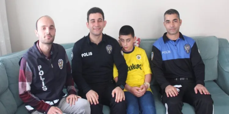 Polislerden çocuğa forma sürprizi