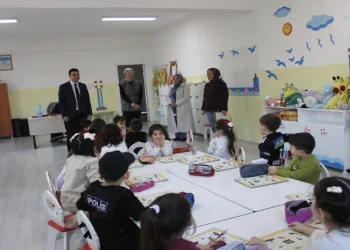 Kaymakam miniklerin oyun arkadaşı oldu