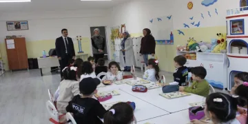 Kaymakam miniklerin oyun arkadaşı oldu