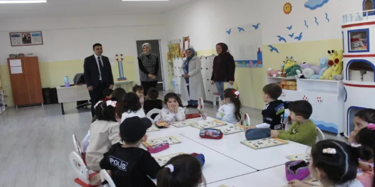 Kaymakam miniklerin oyun arkadaşı oldu