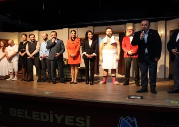 Karmakarışık tiyatro severlerle buluştu