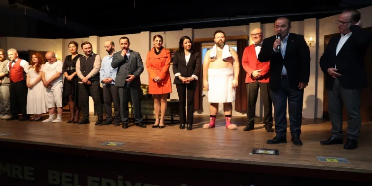 Karmakarışık tiyatro severlerle buluştu