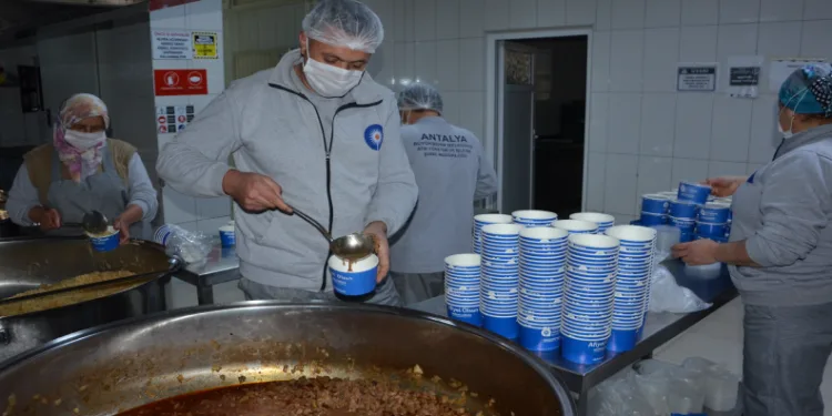 Alanya Aşevi ihtiyaç sahiplerini yalnız bırakmadı