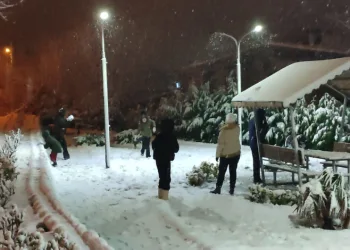 Çocuklar, aileleriyle kartopu oynadı