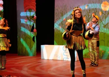 Çocuklar Kraliçe Maya ile eğlendi