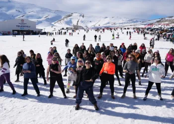 Kadınların kar üstündeki dans gösterisi