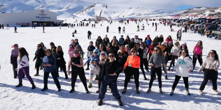 Kadınların kar üstündeki dans gösterisi