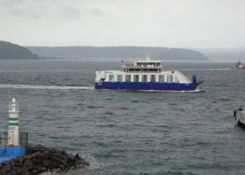 Gökçeada ve Bozcaada’ya feribot seferlerine fırtına engeli