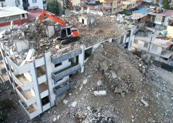 Orta hasarlı binalarda yıkım sürüyor