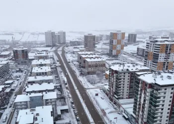 Kar yağışı şehir merkezini beyaza bürüdü