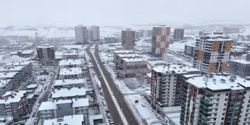 Kar yağışı şehir merkezini beyaza bürüdü