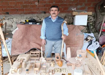 Usta elleriyle ağaca şekil veriyor