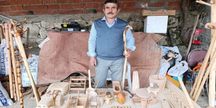 Usta elleriyle ağaca şekil veriyor