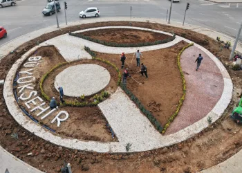 Kahramanmaraş Büyükşehir Belediyesi kavşakları güzelleştiriyor