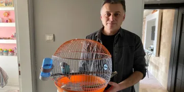 Doğum gününde bulduğu kuşun sahibini arıyor